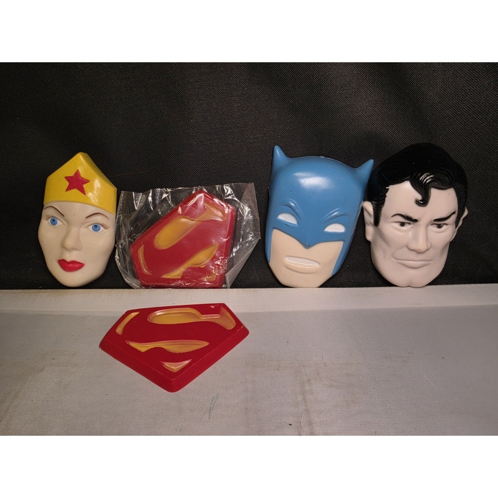 Batman Superman Wonder Woman Wilton Cake Plastic Emblem Plate 1977 Cake Topper